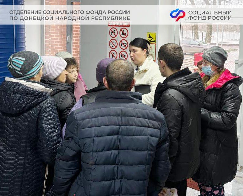 Сотрудники Центра общения старшего поколения проконсультировали пенсионеров с инвалидностью