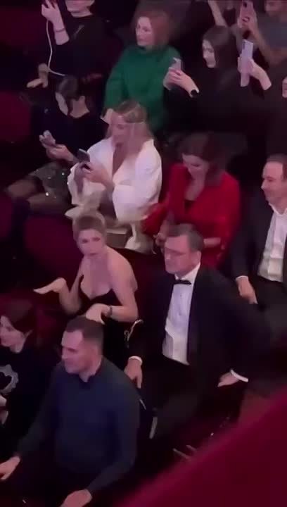 Экс-глава МИД Украины Кулеба с женой на каком-то концерте