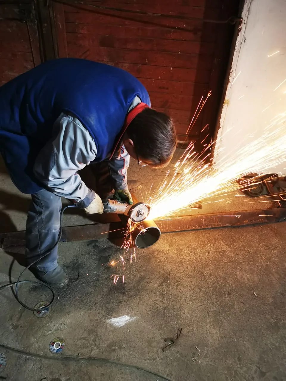 Специалисты аварийно-восстановительного отряда Кузбасса продолжают работу в Горловке