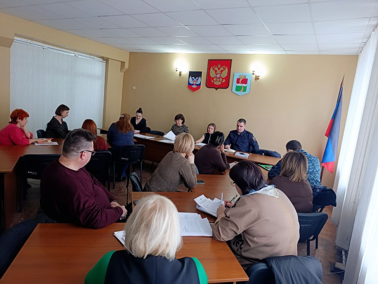 В администрации Амвросиевского муниципального округа состоялось очередное заседание комиссии по делам несовершеннолетних и защите их прав под председательством председателя комиссии Крюковой Елены Николаевны