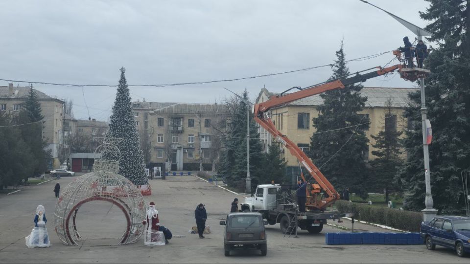 В городском округе Торез ведутся работы по подготовке к Новогодним праздникам