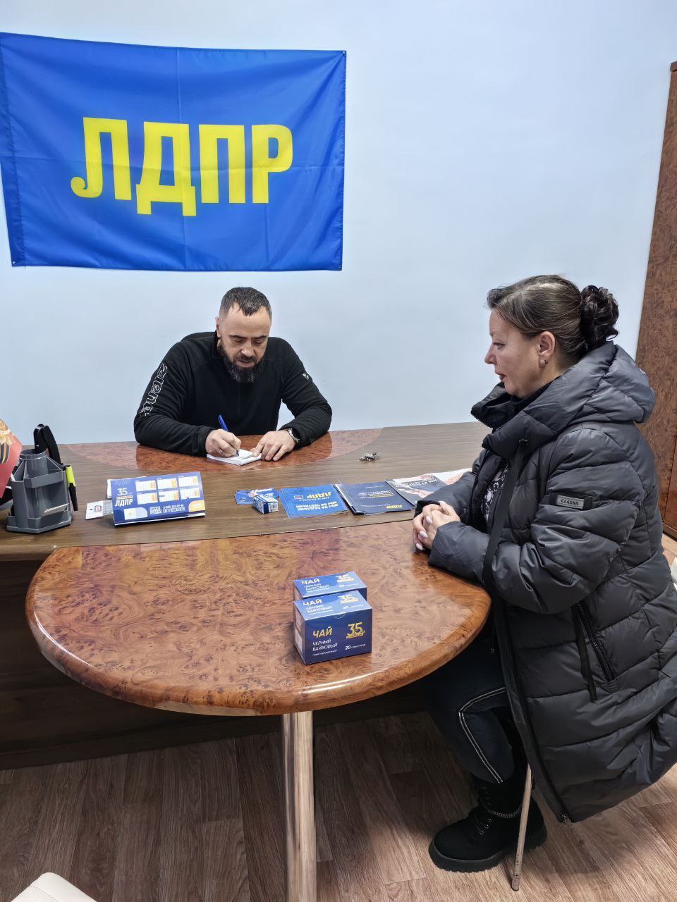 Сегодня, 5 декабря, депутат Дебальцевского городского совета партии ЛДПР Дмитрий Другашов принял участие во Всероссийском приеме граждан