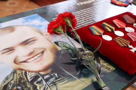 В Стаханове открыли «Парту Героя» в честь выпускника колледжа Богдана Грицая