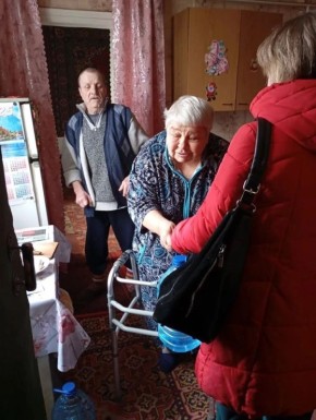 Роман Конев: 8 декабря 2025 года депутаты Горловского городского совета от фракции «Единая Россия» – Алексей Костин и Елена Кузьмина – осуществили адресный подвоз воды