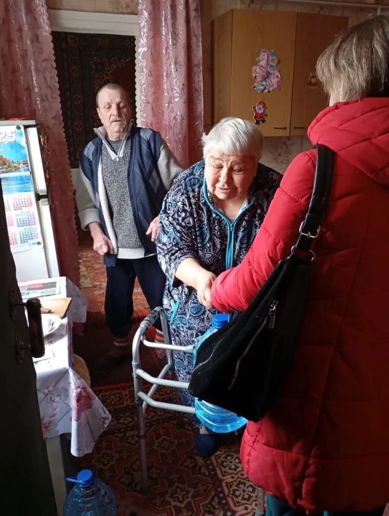 Роман Конев: 8 декабря 2025 года депутаты Горловского городского совета от фракции «Единая Россия» – Алексей Костин и Елена Кузьмина – осуществили адресный подвоз воды