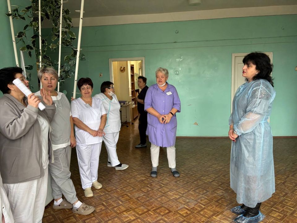 Заместитель главы администрации, исполнительный секретарь Всероссийской политической партии «Единая Россия» Наталья Тосхопаран посетила инфекционное отделение Мангушской центральной районной больницы, где провела встречу с...