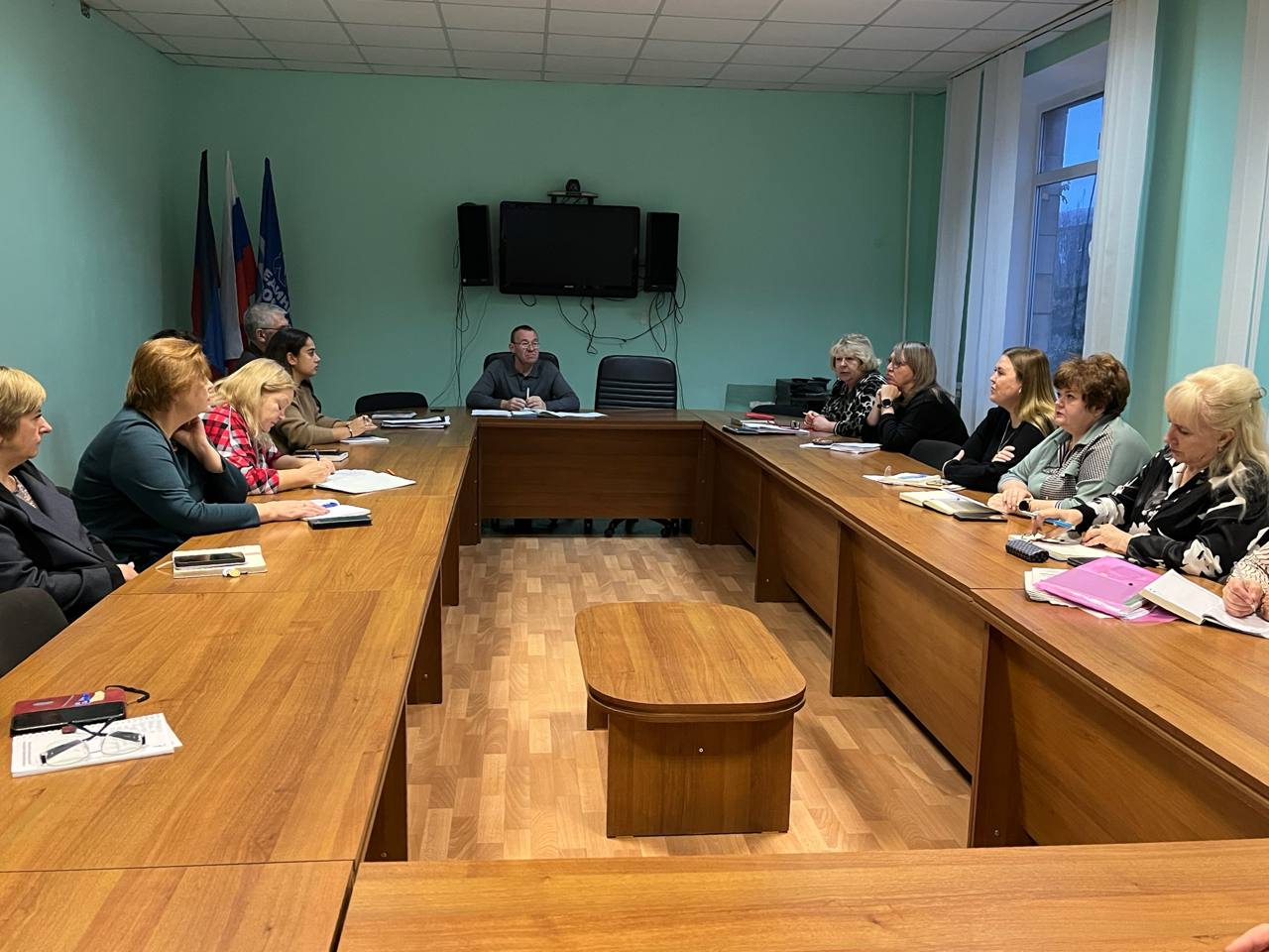 Сегодня, 8 декабря 2025 года, состоялось аппаратное совещание с начальниками структурных подразделений Администрации Новоазовского муниципального округа, территориальных подразделений министерств и ведомств ДНР, а также с...