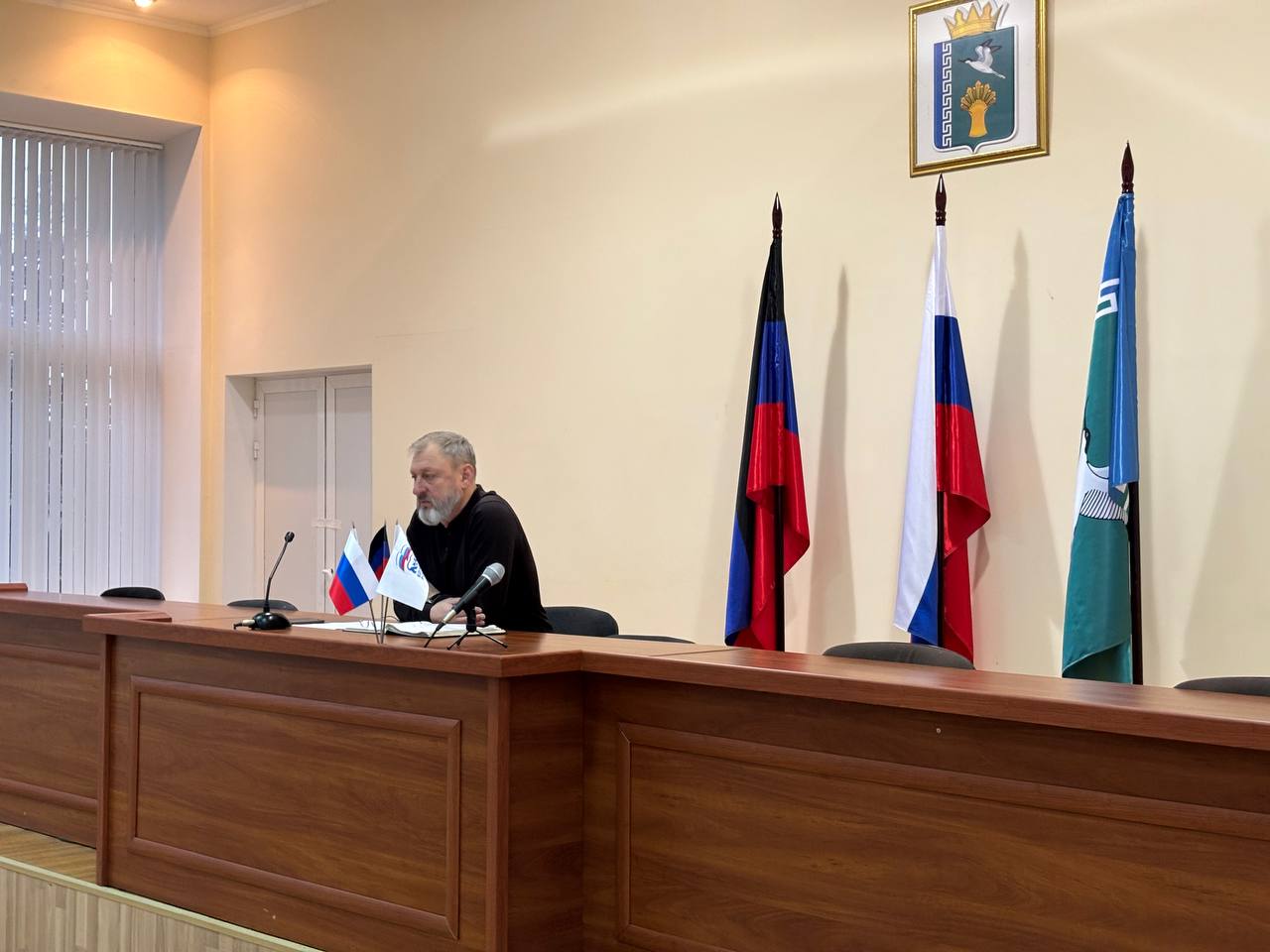 Глава Мангушского округа, секретарь Мангушского местного отделения Всероссийской политической партии «Единая Россия» Борис Трима провел еженедельное совещание