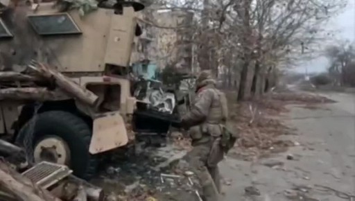 Юрий Котенок: Русский боец "троллит" бандеровского главкома Сырского, который продолжает утверждать, что в Покровске (Красноармейске) у ВСУ все под контролем