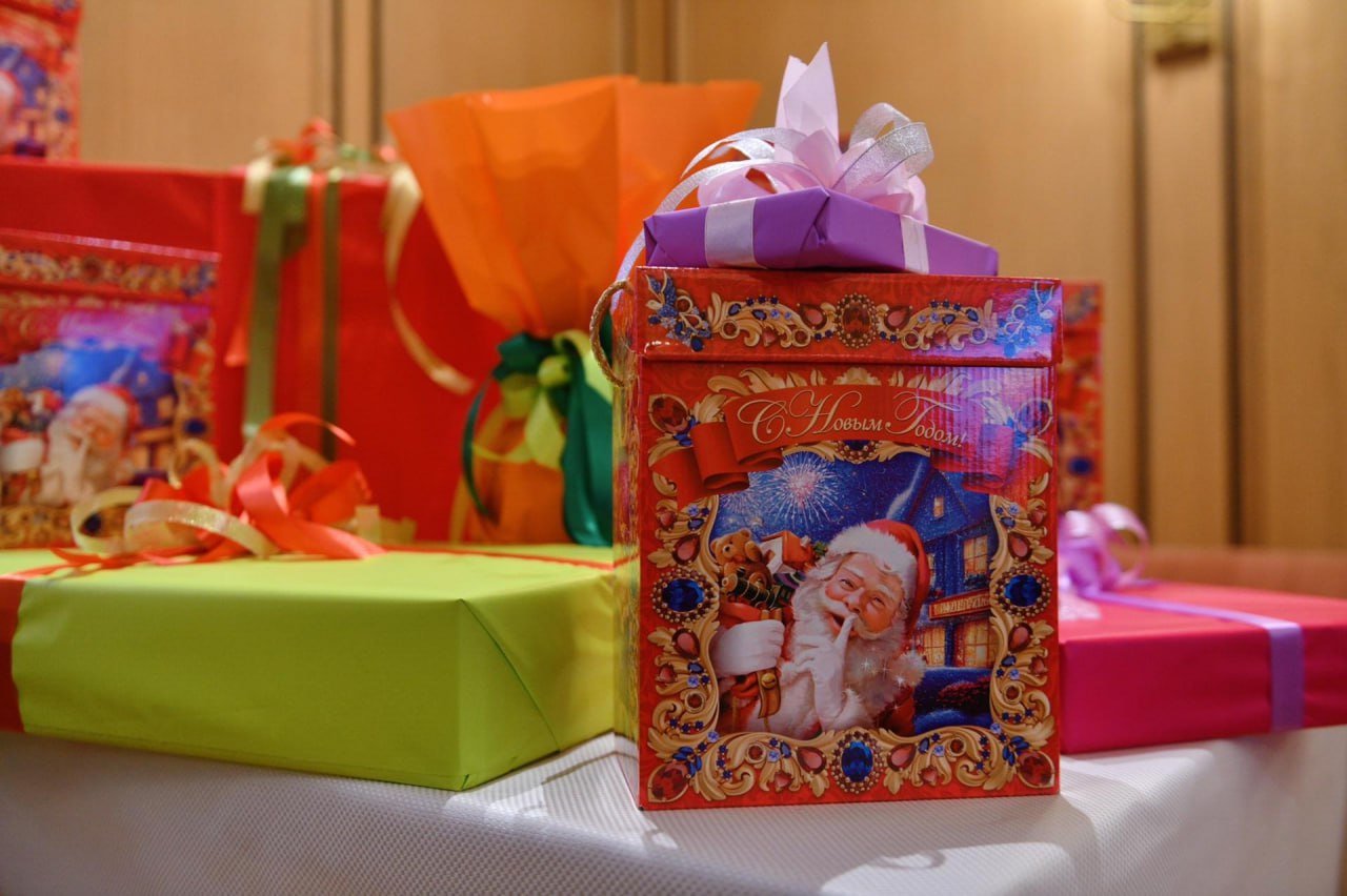 Смоленская область отправит новогодние подарки для 1000 детей Мангуша