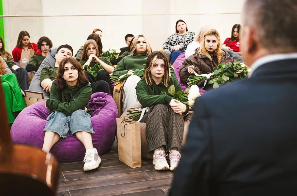 Забайкальский поэт презентовал молодежи Мелитополя сборник стихов