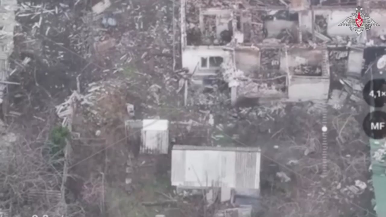 Минобороны России обнародовало кадры из освобожденного села Ровное в ДНР, на которых, в частности, запечатлены российские военнослужащие с флагом РФ