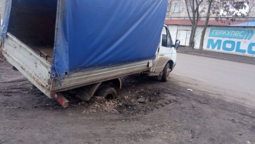 Грузовик на ходу провалился в канализационный люк на дорогах ДНР