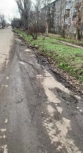 В Макеевке дорога вокруг целого квартала стала полосой препятствий