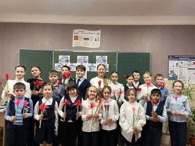 3 декабря учащиеся ГБОУ "СШ № 86 Г.О. МАКЕЕВКА" и ГБОУ "СШ № 108 Г.О. МАКЕЕВКА" приняли участие в акции "Красная гвоздика", приуроченной этому важному дню