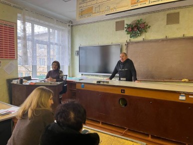 Управляющий делами Администрации муниципального образования городского округа Харцызск Александр Бабанов провел встречу с трудовым коллективом ГБОУ «Лицей Олимп г.о. Харцызск»