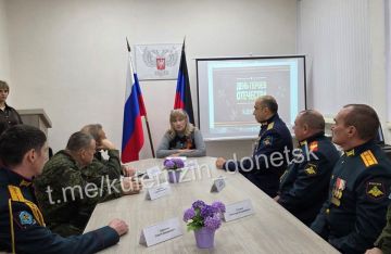 Сегодня, в День Героев Отечества, сотрудники Управы Ворошиловского района провели круглый стол с участниками специальной военной операции и юнармейцами