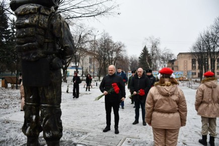 День Героев Отечества — это важный праздник для всей нашей страны, когда мы отдаем дань уважения тем, кто проявил мужество и героизм в защите Родины