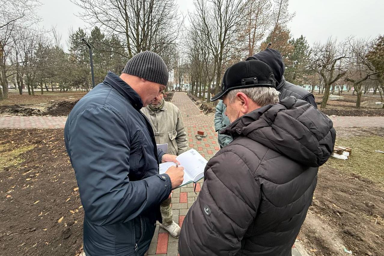 Проверили ход реализации проекта благоустройства парка в Кировском