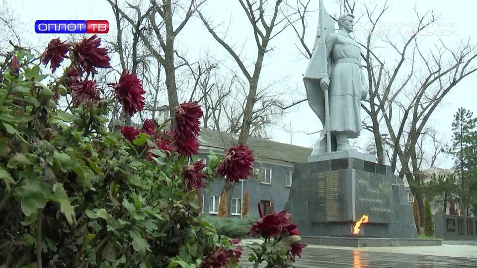 День Героев в Харцызске. В День Героев Отечества харцызяне собрались у мемориала, установленного в честь тех, кто в 1943 году погиб в боях за освобождение Харцызска и близлежащих населённых пунктов