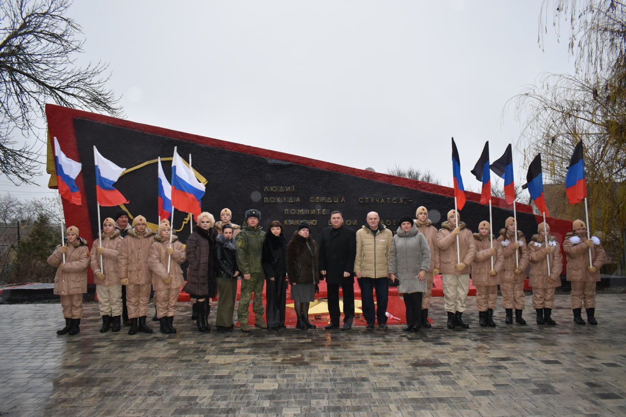 Игорь Лызов: В День Героев Отечества в Мемориальном сквере Амвросиевки вместе с коллега и единомышленниками возложили цветы к Вечному огню в память о сильных и мужественных людях, чьи подвиги и заслуги внесли вклад в защиту...