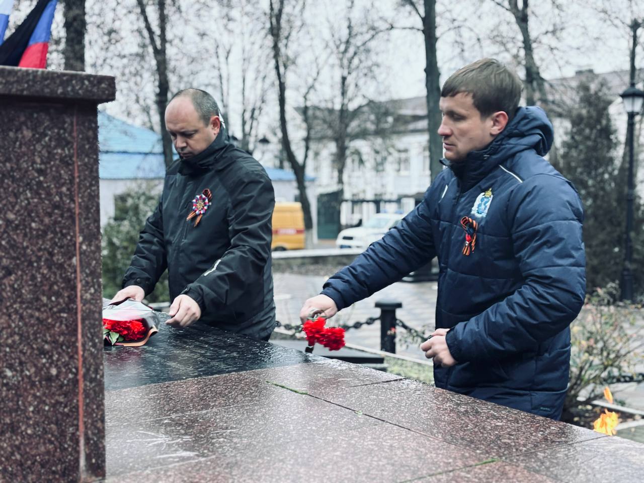 Константин Зинченко: Их подвиг — наш ориентир!. Врип главы администрации Волновахского МО Иван Борзых, заместитель главы администрации Волновахского МО Олег Сидоренко, управляющий делами администрации Волновахского МО Мария...