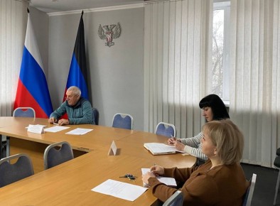 Евгений Поплавский: Сегодня провел очередное заседание штаба по вопросам здравоохранения с главным врачом ГБУ ДНР «ЦГБ г. Харцызска» Андреем Медведевым, сотрудниками Администрации и депутатами, где обсудили ряд вопросов...