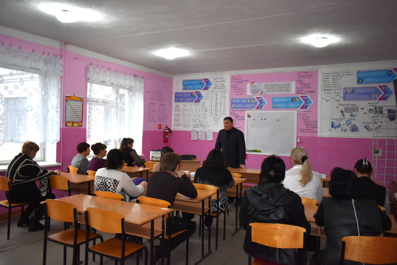 Глава Амвросиевского муниципального округа Игорь Лызов провел встречу с трудовым коллективом Войковской школы, в ходе которой рассказал о мероприятиях по развитию сельских территорий