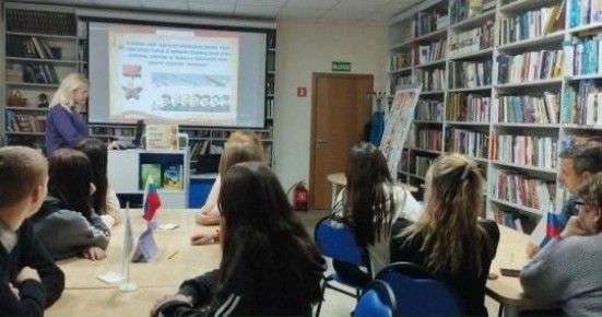 9 декабря, в День Героев Отечества, в рамках партийного проекта «Историческая память» Мангушская центральная библиотека организовала для молодежи исторический видеоколлаж «Гордимся славою героев!»