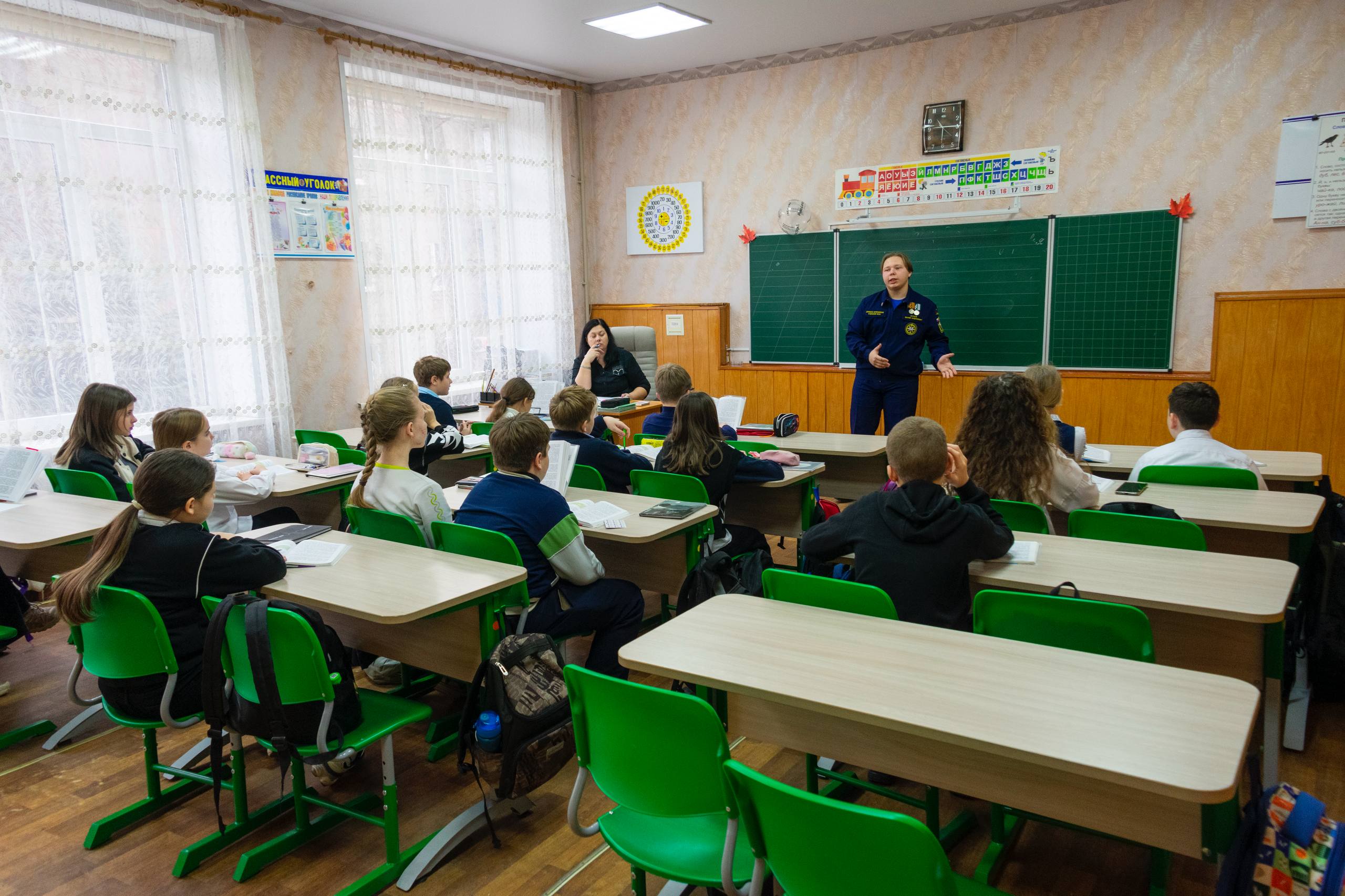 Добровольцы Донецкого РО ВСКС продолжают открывать «Новые маршруты» безопасности для школьников