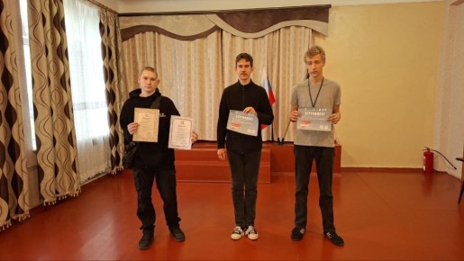 Учебная неделя стартовала с внесения Государственного флагов Российской Федерации и Донецкой Народной Республики, торжественного исполнения гимна