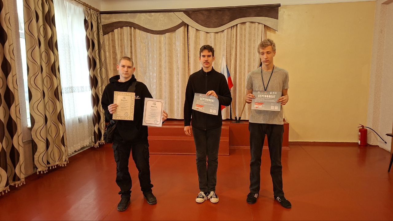 Учебная неделя стартовала с внесения Государственного флагов Российской Федерации и Донецкой Народной Республики, торжественного исполнения гимна