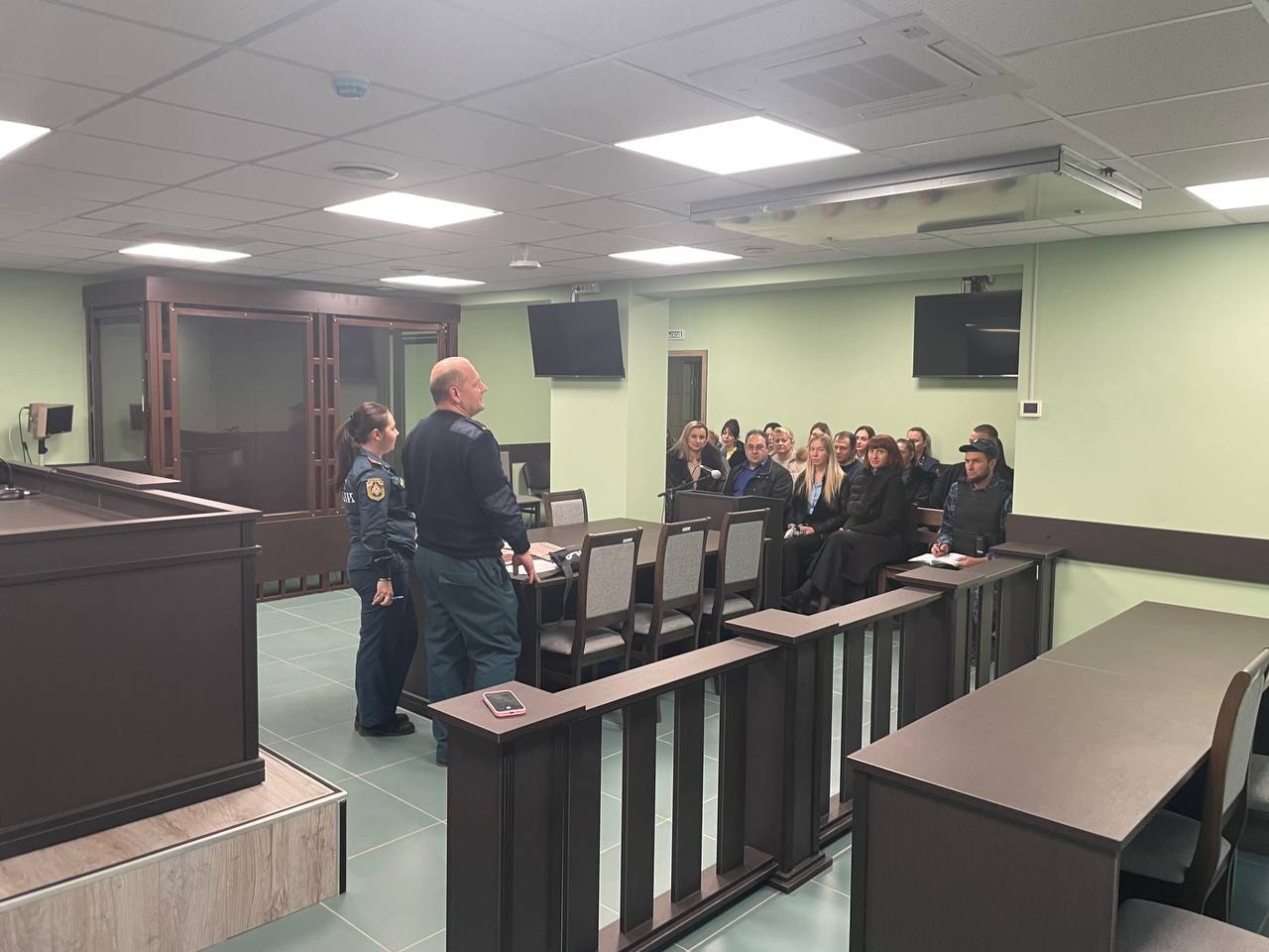 Неожиданная пожарная тренировка в Докучаевском городском суде: эвакуация без предупреждения