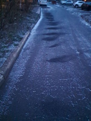 В Шахтерске проводятся работы по посыпке придомовых территорий