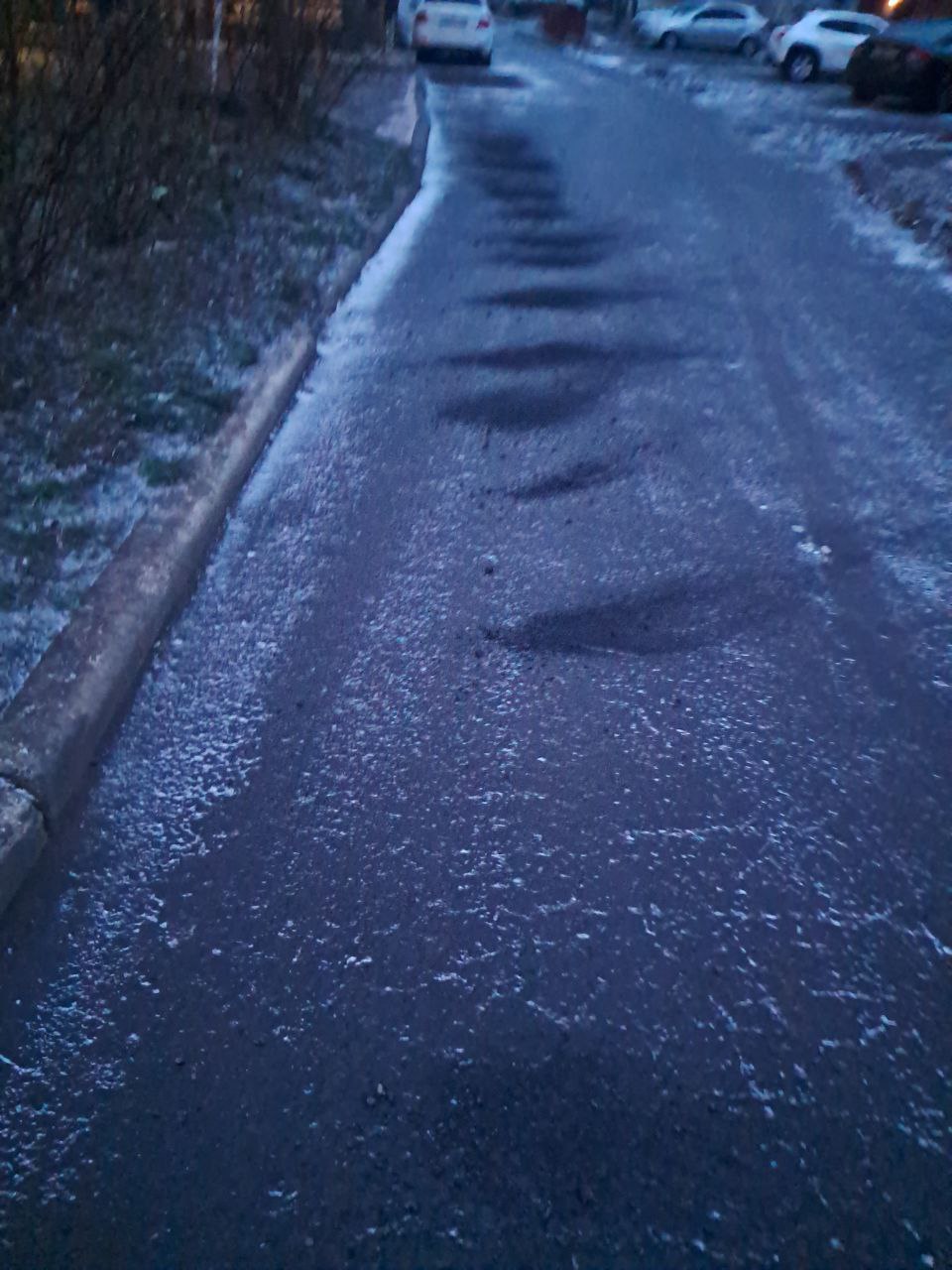 В Шахтерске проводятся работы по посыпке придомовых территорий