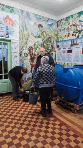 Роман Конев: 9 декабря 2025 года депутаты Горловского городского совета от фракции «Единая Россия» – Олег Сладкевич и Даниил Карабаев – осуществили адресную доставку воды и контролировали её доставку