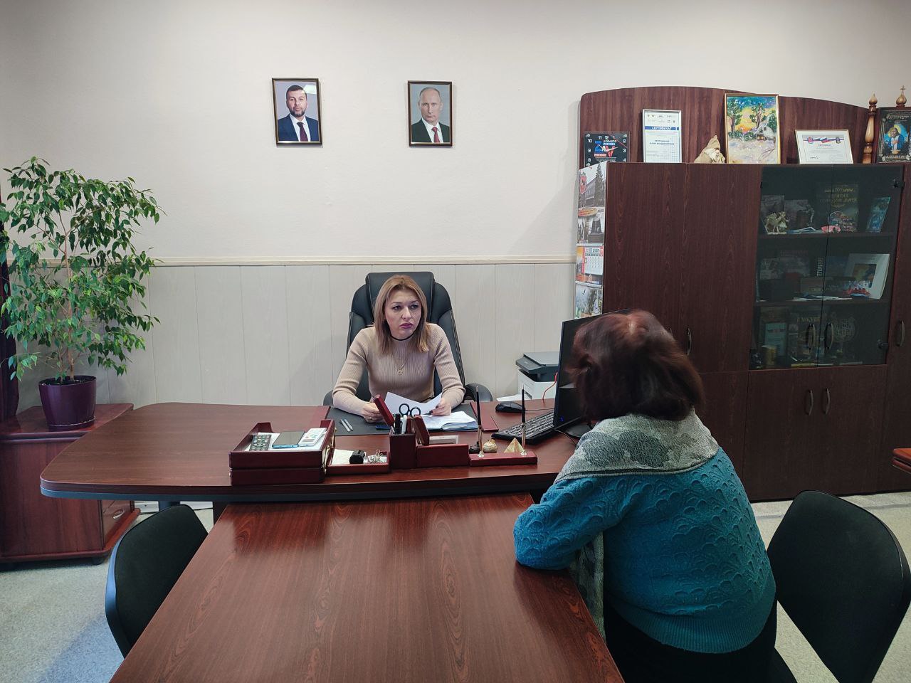 Сегодня, 9 декабря 2025 года, в Управе Кировского внутригородского района Администрации городского округа Донецк ДНР, и. о. руководителя Управы Юлия Петрушина провела личный прием граждан