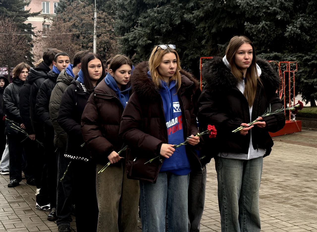 В Макеевке волонтёры возложили цветы к вечному огню в День Героев Отечества