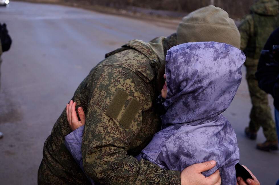 «Они нас оберегают от зла»: дети ДНР поздравили военных с Днем Героев Отечества