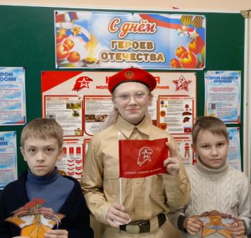 Сегодня, 9 декабря, юнармейцы ВПК «Снежные Соколы» совместно с активистами первичного отделения «Северные в Движении» на базе ГБОУ «ОШ №15» г.о. Снежное провели творческое мероприятие, посвящённое Дню Героев Отечества