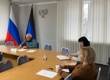 Евгений Поплавский: Сегодня провел очередное заседание штаба по вопросам здравоохранения с главным врачом ГБУ ДНР «ЦГБ г. Харцызска» Андреем Медведевым, сотрудниками Администрации и депутатами, где обсудили ряд вопросов...