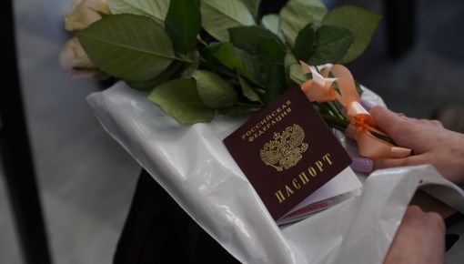 В Югре полицейские вручили паспорт гражданина Российской Федерации 88-летней уроженке Макеевки