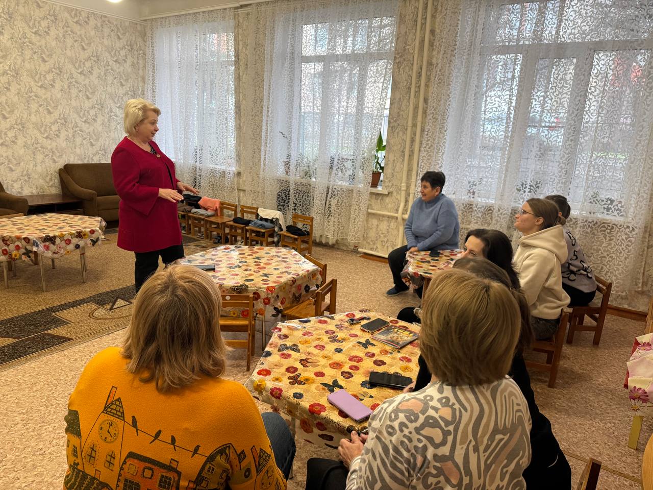 Сегодня, 10 декабря, в рамках поручения Главы ДНР Дениса Пушилина, первый заместитель руководителя Управы Центрально-Городского внутригородского района Инна Кисенко провела встречу с трудовым коллективом ГКДОУ « Детский сад...