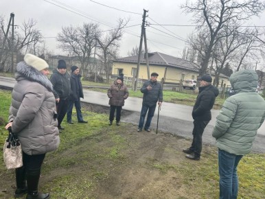 Вчера, 9 декабря, начальник Зуевского территориального отдела Администрации муниципального образования Алексей Марюхнич провел встречу с гражданами в пгт Троицко-Харцызск на улице Вокзальной