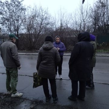 Встреча заведующей Новолуганским сектором Анны Коваленко с жителями ул. Первомайская в районе дома №11