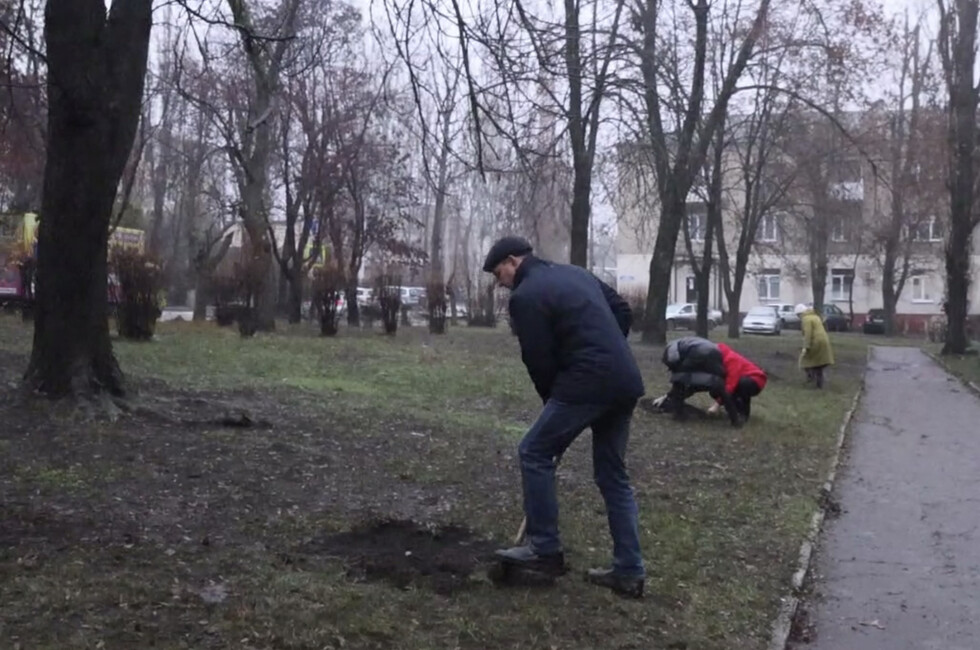В Донецке высадили две аллеи памяти