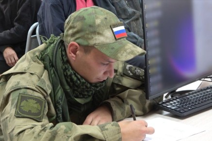 Более 400 тысяч человек заключили контракт с ВС РФ в 2025 году — Медведев