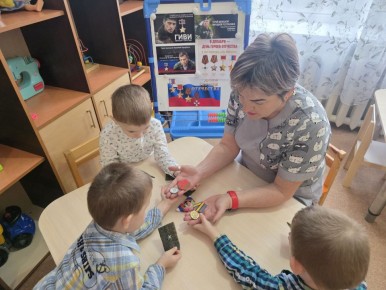 Герои среди нас: в доме ребенка «Родничок» дошкольники узнали о подвиге и долге