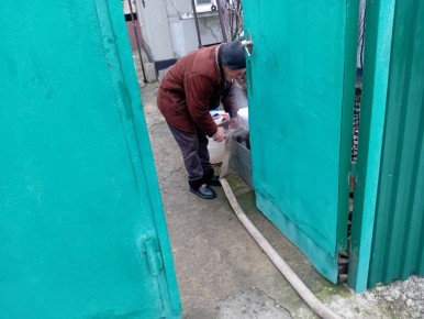 В Кировском внутригородском районе при поддержке региона-шефа Московская область продолжается подвоз воды для жителей домов, в которые в установленный графиком день не поступила вода