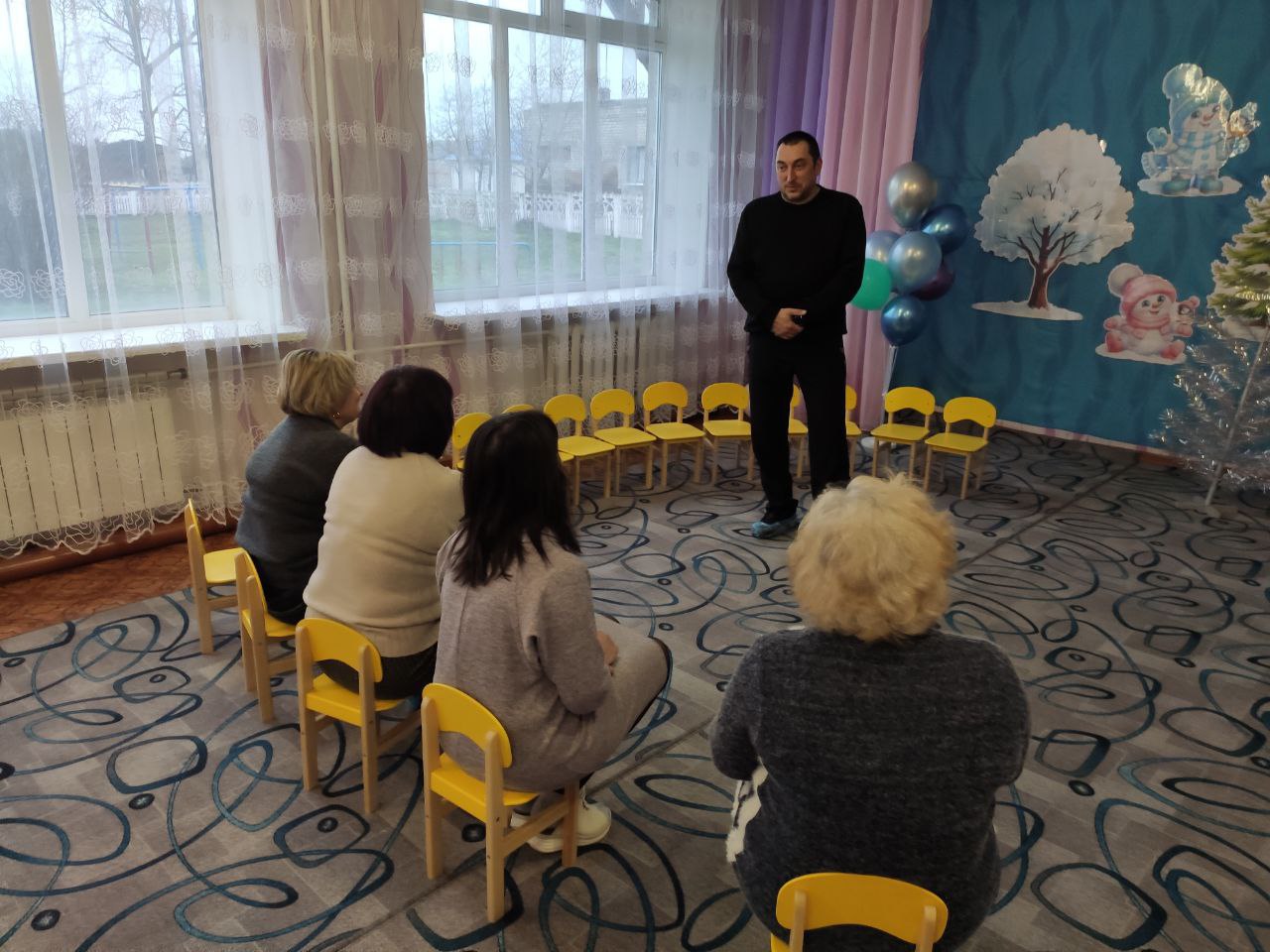 Сегодня заместитель главы Администрации Володарского муниципального округа Якименко А. В. провел встречу с трудовым коллективом ГКДОУ «Тополинский детский сад «Тополек» Володарского м.о.»